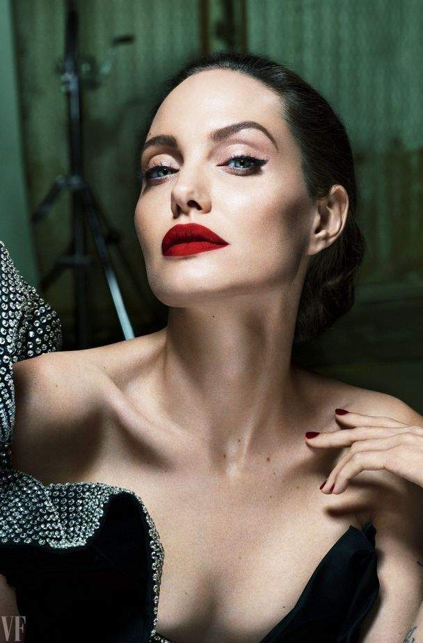 Анджелина Джоли удивила образом женщины-вамп