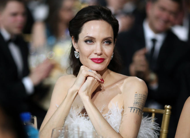 Анджелина Джоли пригласила погостить маму Брэда Питта и его родственников к себе в дом