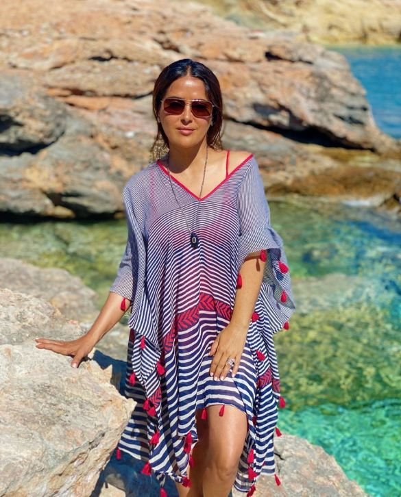 В красном бикини и платье-тунике: 53-летняя Сальма Хайек позировала на фоне моря