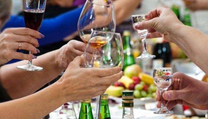 Дослідження: помірне вживання алкоголю може захистити мозок від старіння