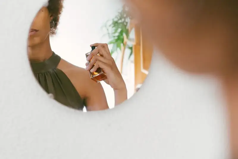 Куди наносити парфуми — 5 місць на тілі, про які ви могли не знати