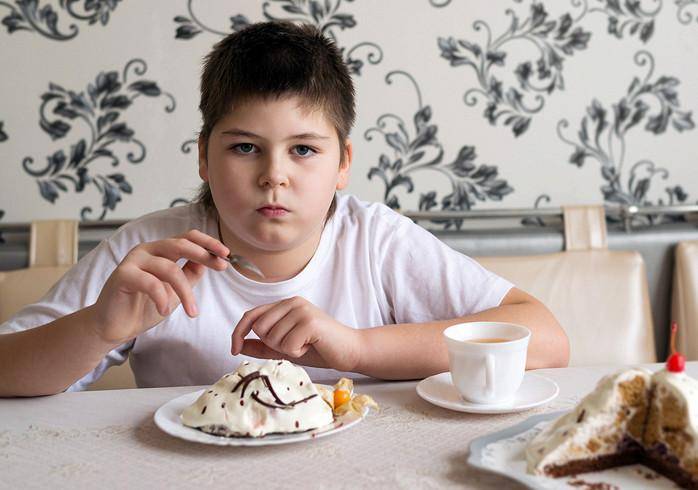Нельзя прятать еду и обвинять: диетолог рассказала, что делать, если у ребенка есть лишний вес