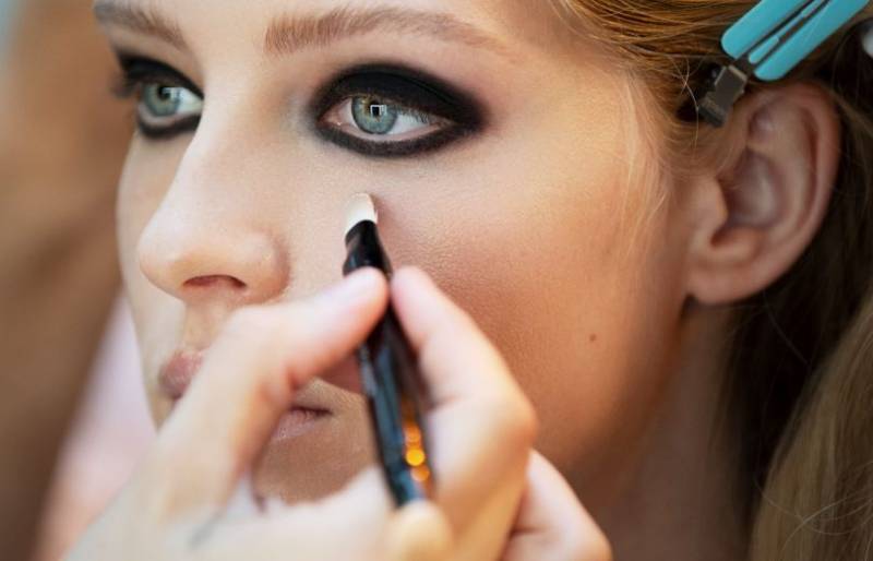 Не отвести глаз: Chanel продемонстрировал модный макияж 2021 года