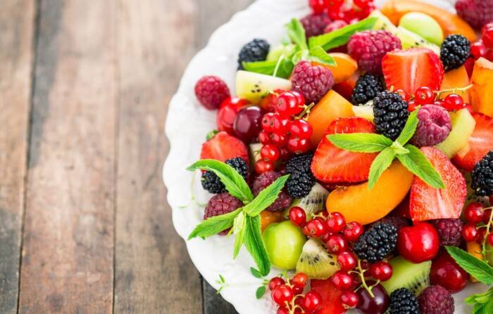 Медики рассказали о вреде перекусов фруктами