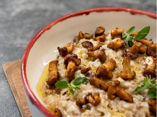 «Попробуйте на завтрак что-то новое»: рецепт овсянки с грибами и пармезаном от Владимира Ярославского