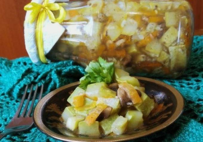 Дивовижний салат зі смажених кабачків та грибів з помідорами на зиму: простий рецепт