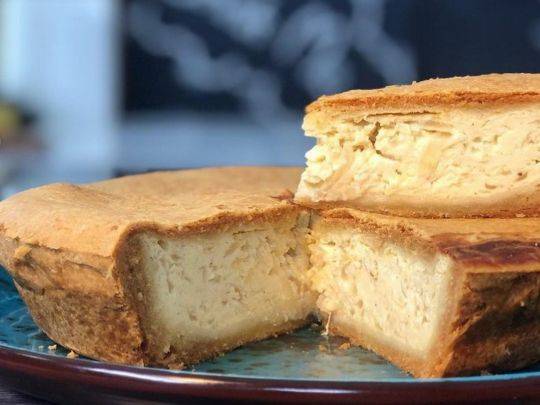 «Просто бомба»: рецепт цибулевого пирога з сиром і мускатним горіхом від Григорія Германа