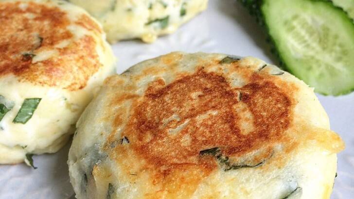 Сырники с твердым сыром и зеленью – идеальный рецепт к завтраку