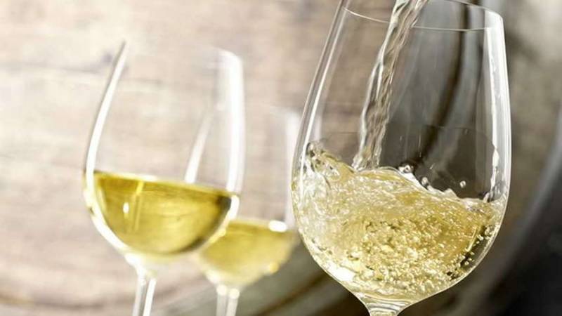 Ученые рассказали, чем белое вино опасно для женщин