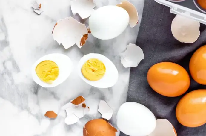 Що потрібно зробити з яйцями перед і після варіння, щоб легко зняти шкаралупу
