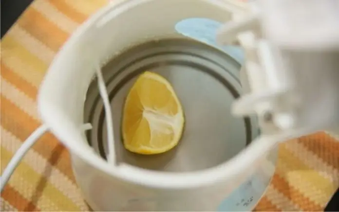 Як видалити накип без тертя чайника губкою