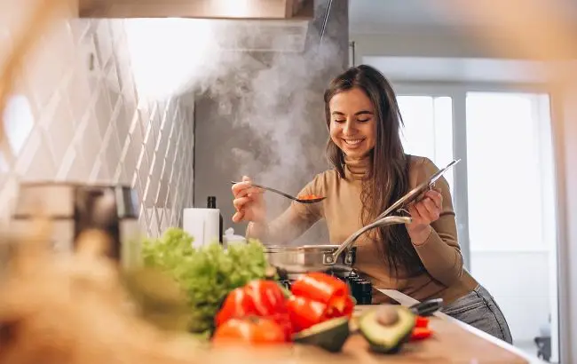 Як швидко позбутися запаху смаженого на кухні: знадобляться інгредієнти, які є у кожного