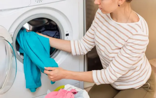 6 помилок під час прання, через які одяг залишається брудним і жорстким