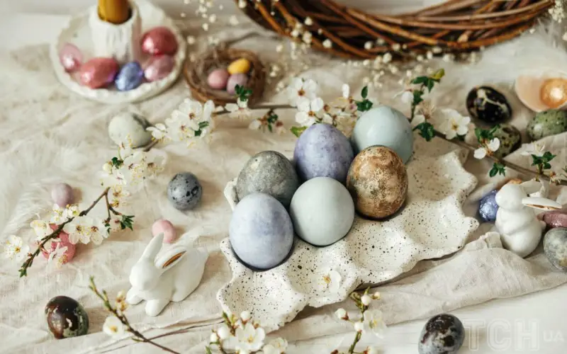 Буде дуже красиво: 5 незвичайних способів пофарбувати яйця до Великодня